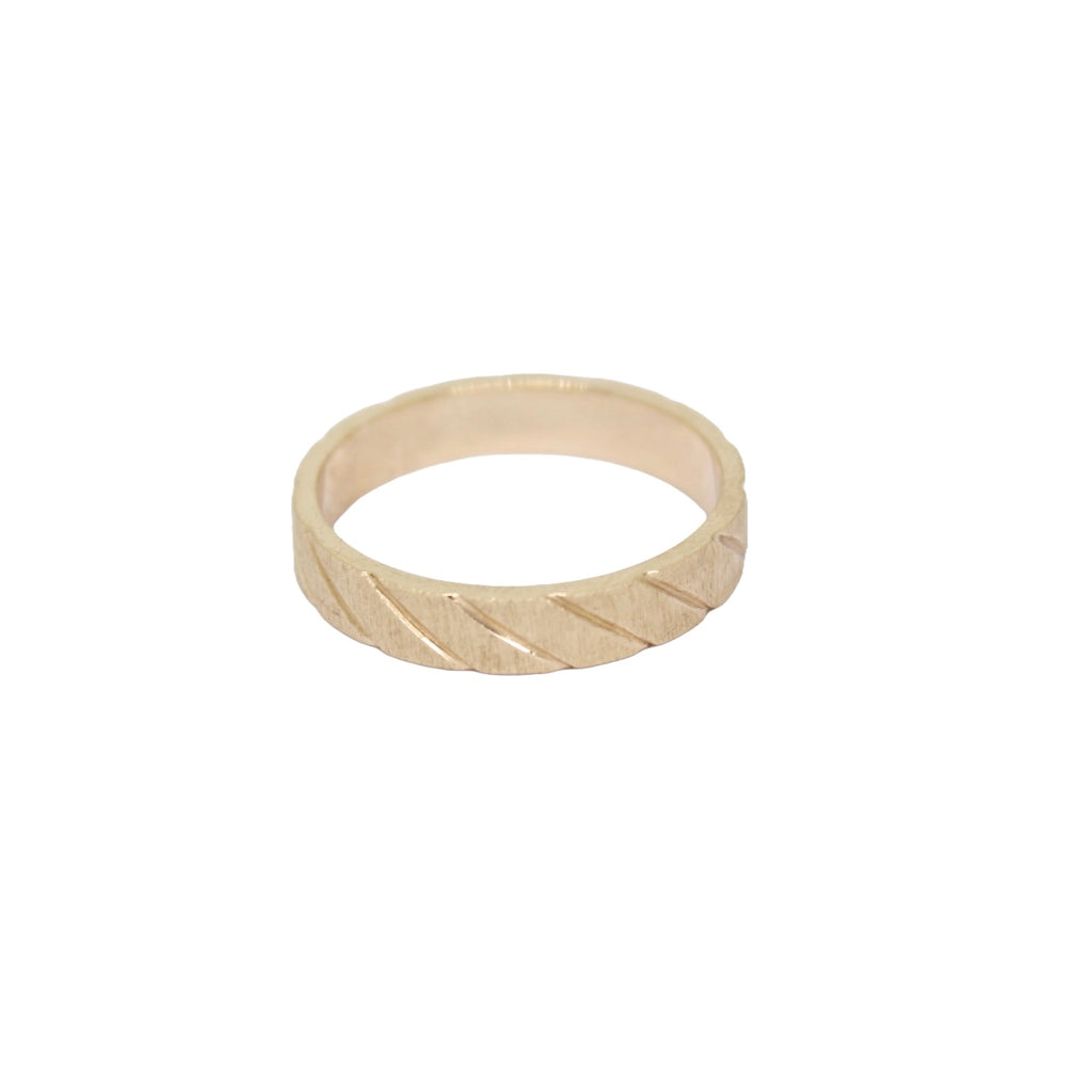Alianzas de boda con acabado satinado con diseño de línea diagonal