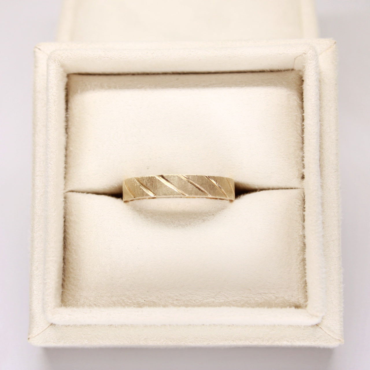 Alna de boda con acabado satinado con diseño de línea diagonal