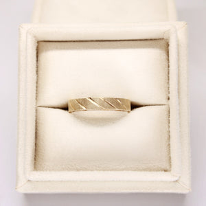 Alna de boda con acabado satinado con diseño de línea diagonal