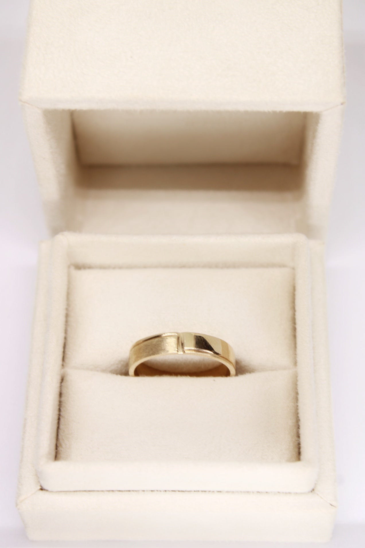 Alianzas de boda de textura de dos tonos: acabado pulido y satinado