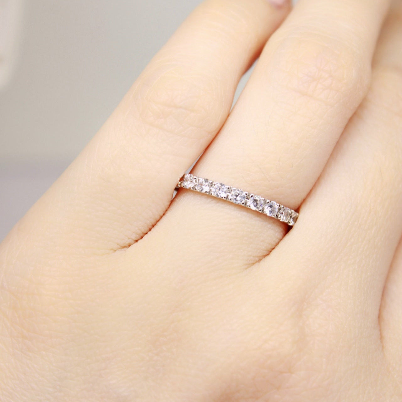 Alianzas de boda de oro blanco con circonio cúbico