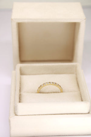 Alianzas de boda de oro amarillo con piedras de circonia cúbica