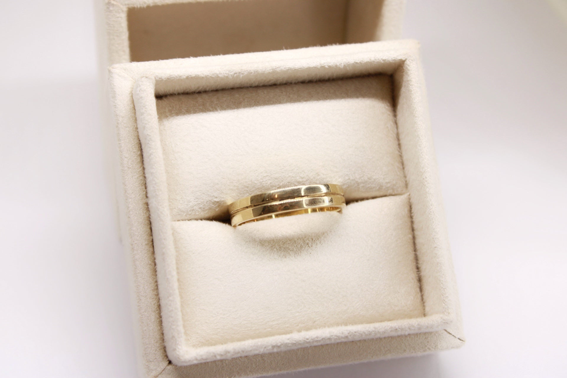Elegantes alianzas de boda con diseño de línea central
