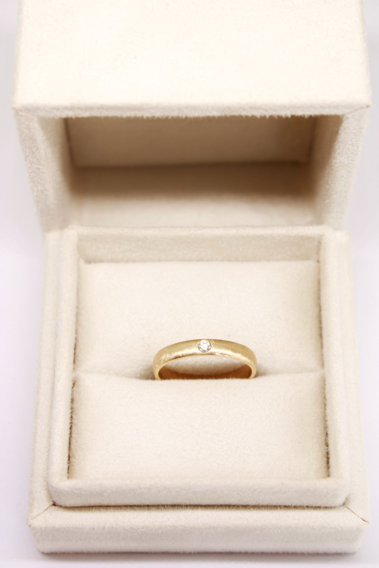 Alianzas de boda con acabado satinado con diamante central