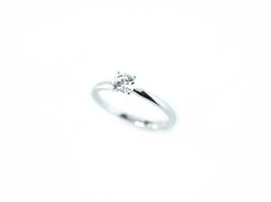 Anillo de compromiso con diamante solitario de 0,34 ct.