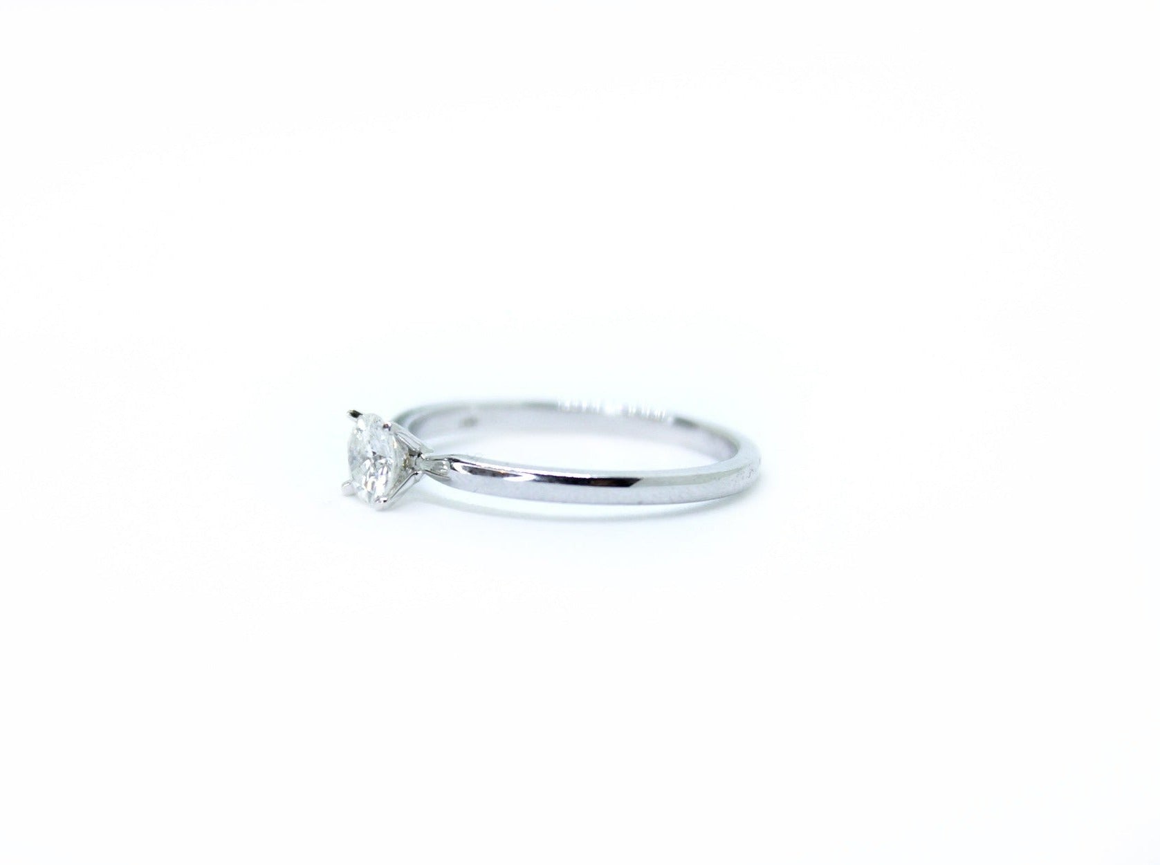 Anillo de compromiso con diamante solitario de 0,34 ct.