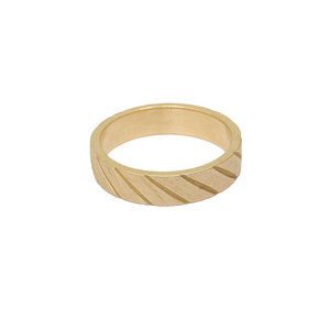 Alna de boda con acabado satinado con diseño de línea diagonal