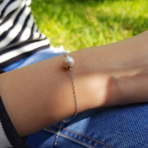 Pulsera de plata con baño de oro blanco y perla de río