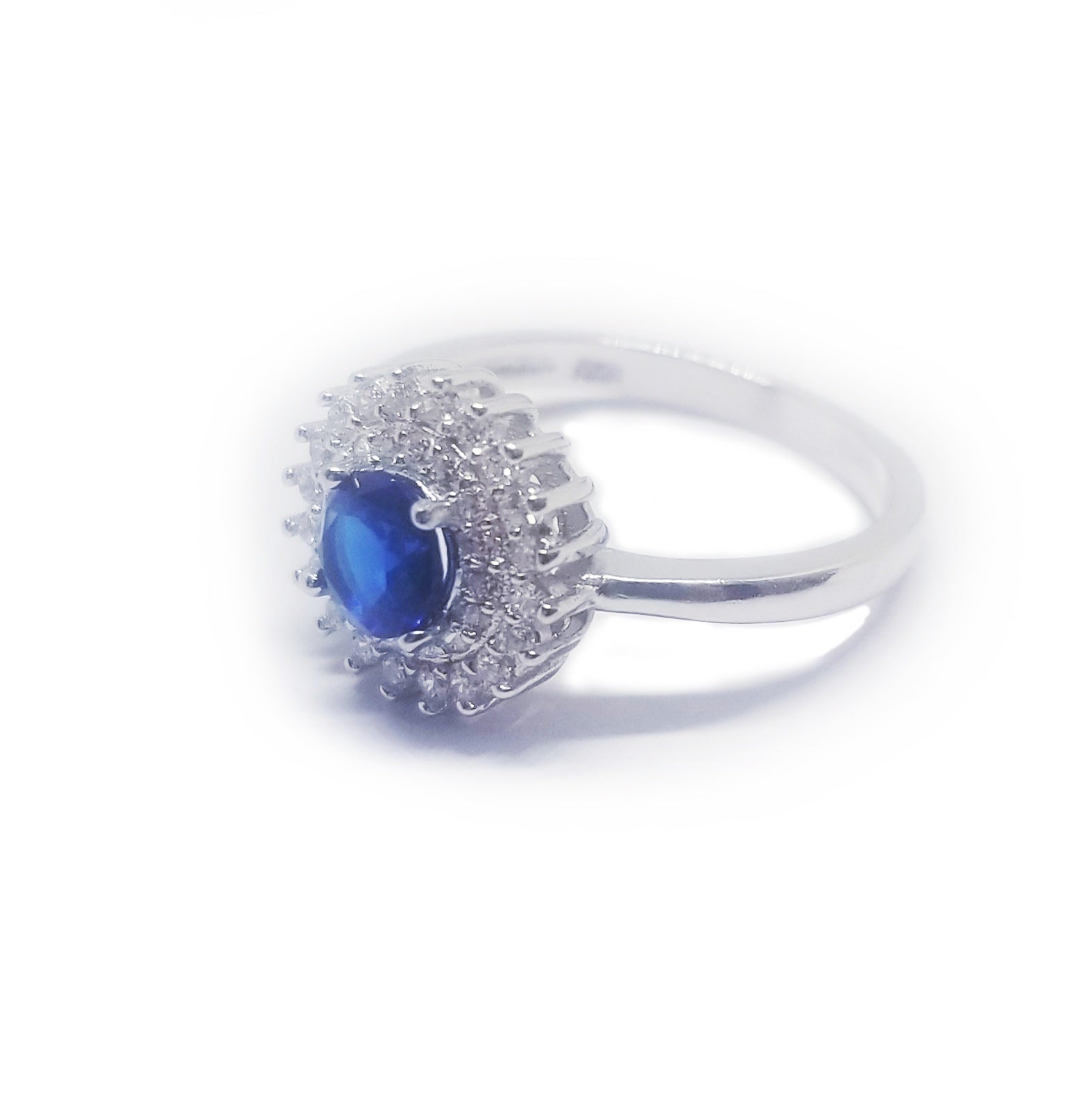 Lateral view blue sapphire colored cz silver ring