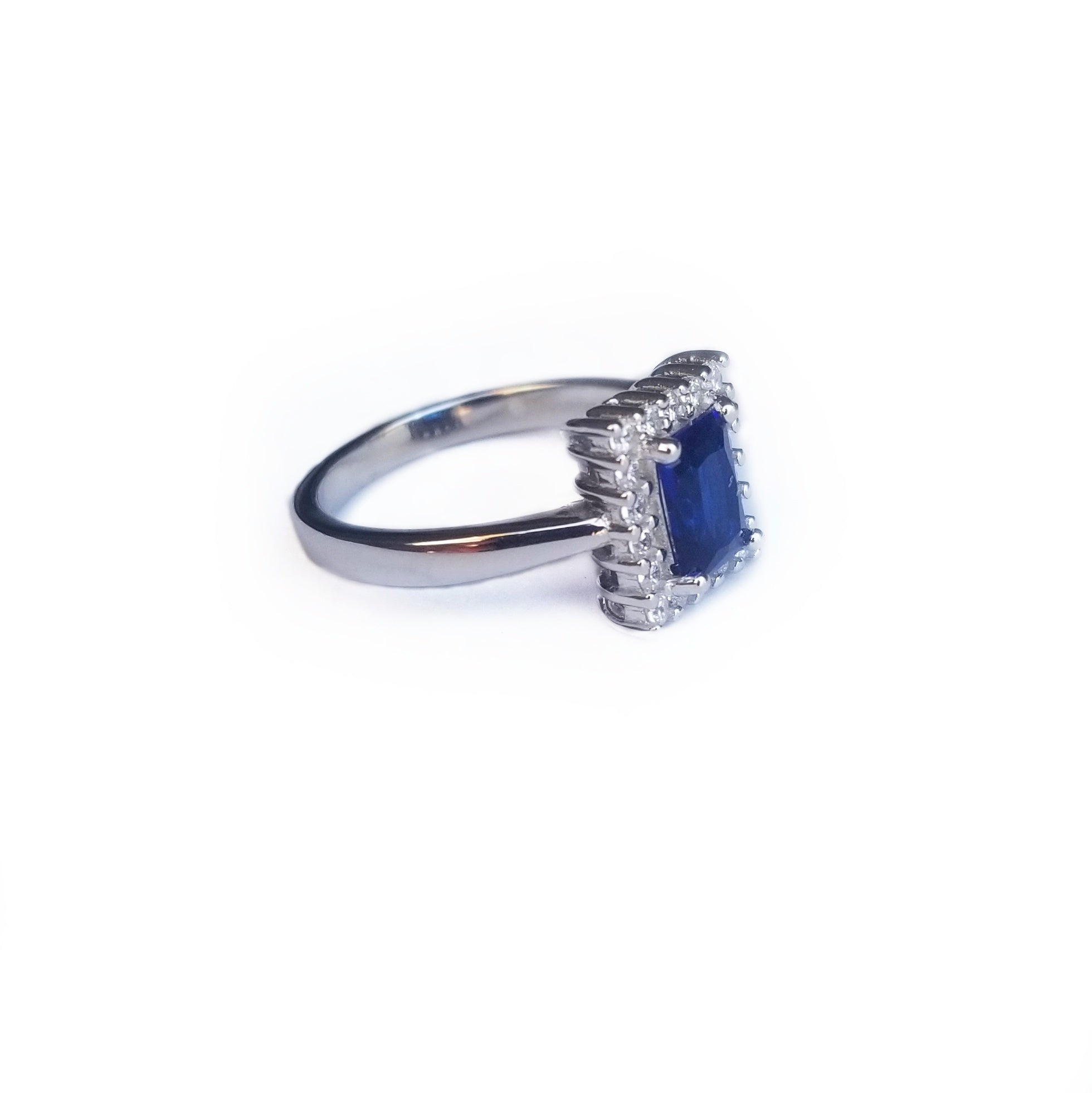 Second lateral view sterling silver ring with blue sapphire colored CZ 