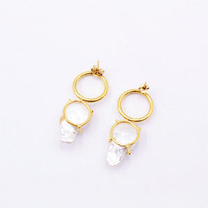 Aretes de diseñador Hondureño, perlas barrocas y plata .925 con baño en oro de 18k. 