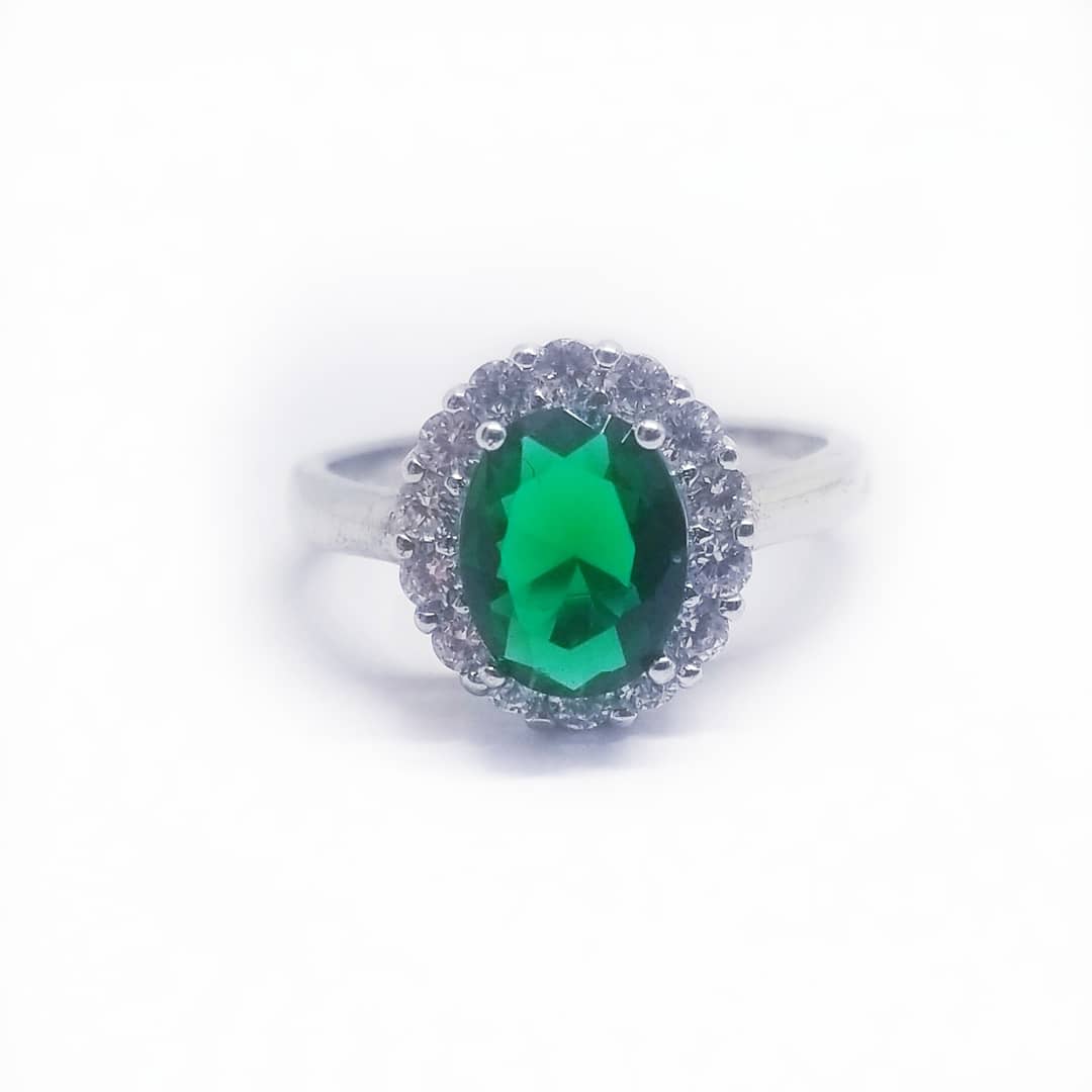 Simply beautiful ring made in sterling silver with cz 
