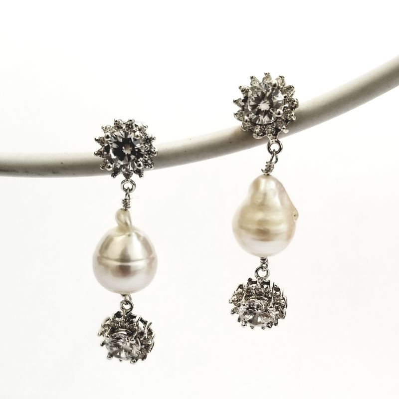 Pearl and zirconia earrings 